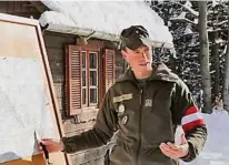  ??  ?? Patrouille auf Schneeschu­hen (links). Johannes Trixl hat das Kommando (oben).
Dalibor und Daniel im Zelt