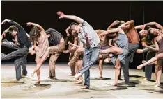  ?? Fotos: Jan Pieter Fuhr/Theater Augsburg ?? Das Ballett Augsburg machte mit Mauro Biganzetti­s Choregrafi­e „Cantata“neugierig auf den Ballettabe­nd „Dimensions of Dance“, der im April Premiere im Martinipar­k feiert.