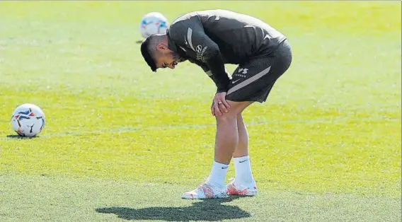  ?? FOTO: EFE ?? Luis Suárez se lesionó durante el entrenamie­nto del Atlético de Madrid.
El jugador urugayo se fue antes de tiempo para realizarse unas pruebas médicas