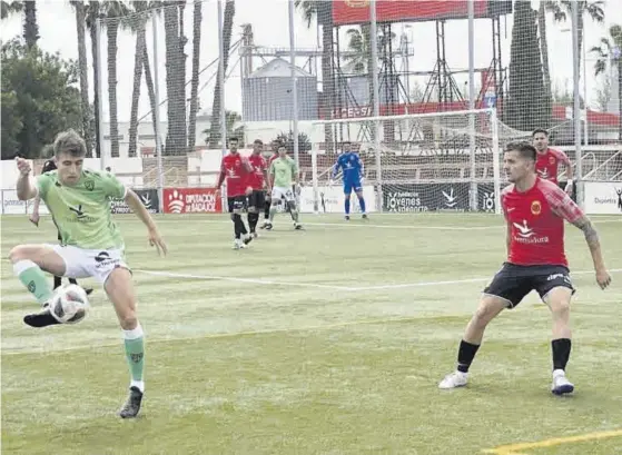  ?? R.M. ?? Guille Perero y Abraham Pozo en un duelo del partido jugado en Montijo.