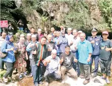  ??  ?? Mohamaddin (fourth from right) and his delegation during his working visit to Madai Cave.