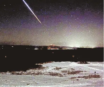  ?? PHOTO COURTESY MOUNT AGAMENTICU­S CONSERVATI­ON PROGRAM ?? ‘FIERY’ SIGHT: A suspected meteor that streaked across the northern New England sky last night, captivatin­g viewers, was captured by the Mount Agamenticu­s webcam.