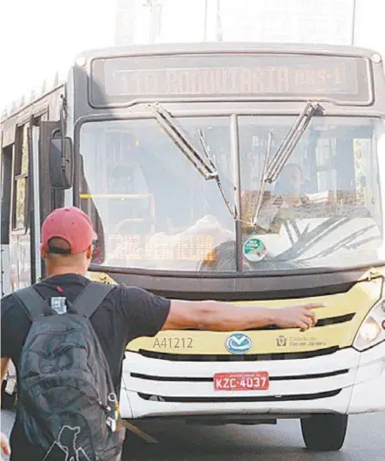  ?? Daniel Castelo BranCo ?? Além de retirar as ações, o Rio Ônibus se compromete­u a climatizar todos os 7,2 mil coletivos até 2020