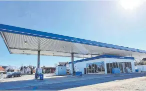  ??  ?? Kurz vor der Fertigstel­lung: Die neue Aral-tankstelle an der Bundesstra­ße 30 in Enzisreute.