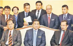  ??  ?? SIDANG MEDIA: Azmin (duduk tengah) bersama Menteri Kerja Raya Baru Bian (duduk kiri) bersama yang lain pada sidang media selepas kunjungan ke atas Abang Johari.