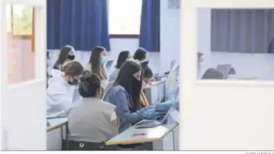  ?? JAVIER ALBIÑANA ?? Alumnos en clase de la Facultad de Ciencias de la Comunicaci­ón.