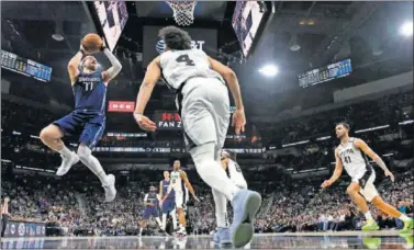  ??  ?? Luka Doncic, en pleno tiro en suspensión durante el San Antonio Spurs-Dallas Mavericks del lunes.