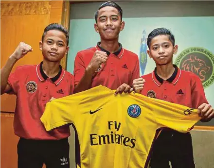  ??  ?? (From left) Mohammad Haykal Danish, Hazriq Haqqim Mohd Izham, Rohisham Haiqal Hashim at Kuala Lumpur Internatio­nal Airport yesterday. PIC BY ASWADI ALIAS