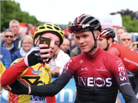  ?? © Vincent Kalut/pn ?? Een van de laatste selfies met
Chris Froome als actieve renner: bij het begin van de Dauphiné vorig jaar in juni.