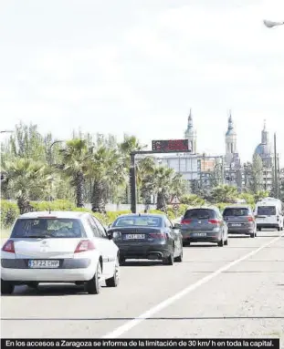  ?? ÁNG ?? En los accesos a Zaragoza se informa de la limitación de 30 km/ h en toda la capital.