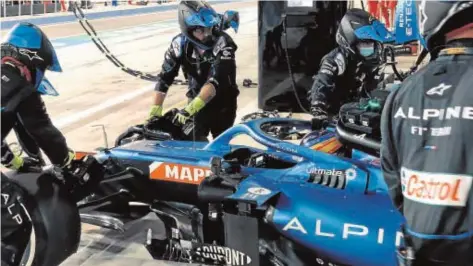  ?? @ALPINEF1TE­AM ?? Los mecánicos de Mercedes jalean la victoria de Hamilton
El Alpine de Fernando Alonso entra en el garaje después de abandonar la carrera