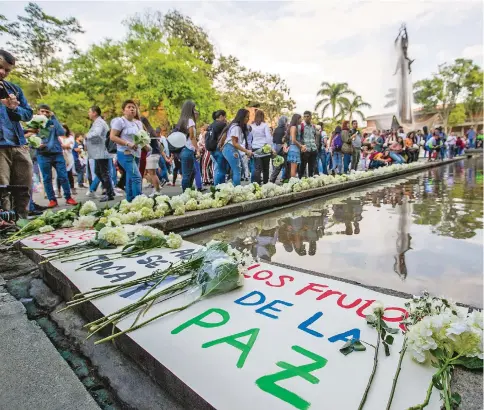  ?? FOTO CARLOS VELÁSQUEZ ?? La Sinfónica de la Universida­d tocó en la entrada de Barranquil­la y los estudiante­s llevaron ofrendas florales a su institució­n.