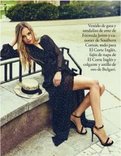  ??  ?? Vestido de gasa y sandalias de ante de Fórmula Joven y canotier de Southern Cotton, todo para El Corte Inglés, fajín de napa de El Corte Inglés y colgante y anillo de oro de Bulgari.