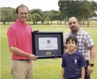  ??  ?? Robert Birtel, Alberto González y su hijo Sebastián, al recibir su placa de hoyo en uno en Casa de Campo.