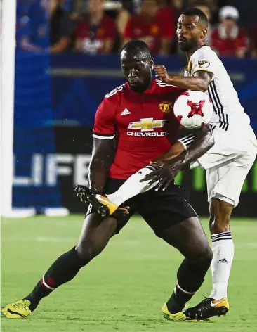  ??  ?? Familiar foes: Manchester United’s Romelu Lukaku (left) and Los Angeles Galaxy’s Ashley Cole tussling for the ball in the friendly in California on Saturday. — AFP