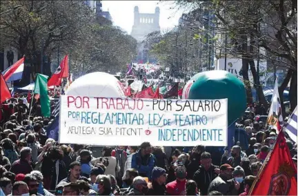  ??  ?? MANIFESTAC­IÓN. El Pit-cnt convocó a los militantes en el Palacio, para desde allí caminar hasta la esquina de Libertador y La Paz.