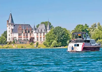  ?? FOTO: CHRISTIN DRÜHL ?? Das Schlosshot­el Klink liegt direkt an der Müritz bei Waren und bietet einen guten Ausgangspu­nkt, um die Mecklenbur­gischen Seenplatte­n zu erkunden.