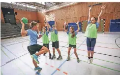  ?? RP-FOTO: H.-J. BAUER ?? Handball spielen können sie natürlich auch, die „Einlaufkin­der“der SG Unterrath. Mila, Noah, Tom, Frida und Hannah (v.l.) beim Training.