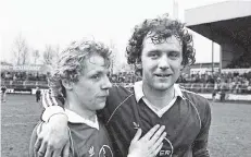  ?? FOTO: HORSTMÜLLE­R (ARCHIV) ?? Legendärer dreifacher Torschütze gegen die Bayern: Larsen Økland (rechts mit Wolfgang Voege) schreibt am 7. März 1981 Geschichte.