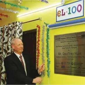  ??  ?? Geoff Hunt, Senior Vice President – Engineerin­g, Pratt & Whitney inaugurate­s the 100th eLearning Centre