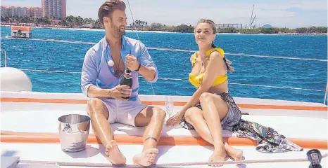  ?? FOTO: MG RTL D ?? Daniels Dreamdate findet auf der niederländ­ischen Karibikins­el Aruba statt. Beide genießen den Beginn des Dates auf einem Katamaran.