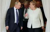  ??  ?? Sochi Vladimir Putin e Angela Merkel al vertice di venerdì (Ap)