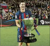  ?? FOTO: FCB ?? Lewandowsk­i, con el trofeo de LaLiga