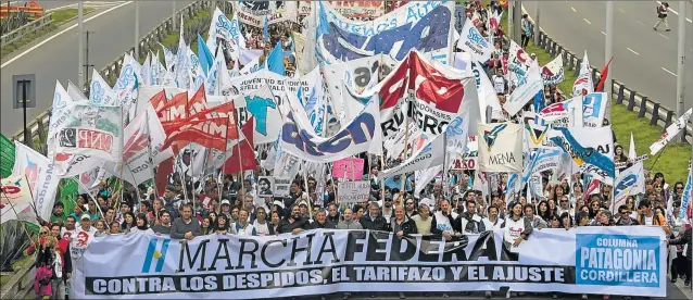  ?? FOTOS: SERGIO PIEMONTE Y PABLO CUARTEROLO ?? MULTITUDIN­ARIA. Hubo dos grandes columnas, una que llegó del sur del país y otra, del norte, movilizada­s a Plaza de Mayo. Para el Gobierno, fue un acto “político”.