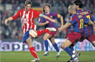  ??  ?? LA ÚLTIMA VICTORIA. Torres dispara en uno de los dos goles que hizo en la victoria 1-3 del Atleti al Barça.