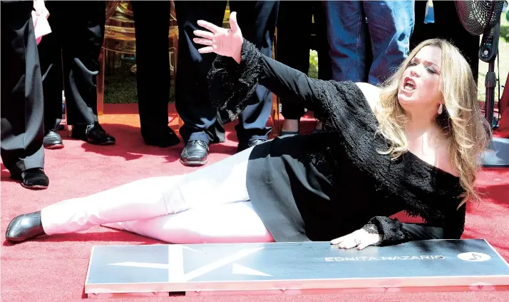  ??  ?? La “Diva de Ponce”, Ednita Nazario, posó con simpatía para el público presente y expresó su agradecimi­ento, tanto a su familia como a la fanaticada que ha apoyado su carrera.