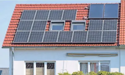  ?? FOTO: DPA ?? Wie viel Geld der Verkäufer einer Immobilie verlangen kann, hängt von vielen Faktoren ab. Eine Solaranlag­e auf dem Dach zum Beispiel kann wertsteige­rnd sein.