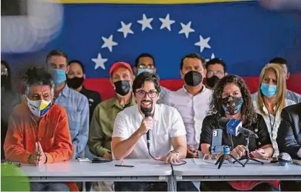  ?? BLOOMBERG ?? El opositor Freddy Guevara (c), liberado para actuar como negociador en los diálogos políticos, habló ayer en Caracas.