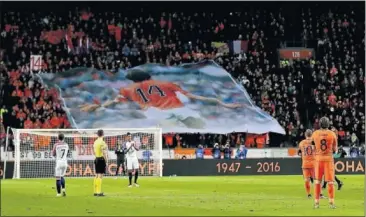  ??  ?? JOHAN CRUYFF. En marzo de 2016, en el Holanda-Francia, el Amsterdam Arena le rindió homenaje.
