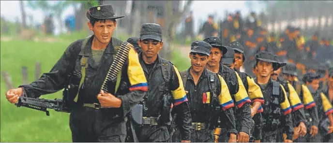  ??  ?? GUERRILLA. Muchos pobladores y campesinos deciden dejar sus tierras tras sufrir ataques o amenazas por parte de grupos armados como las FARC, y deciden radicarse en