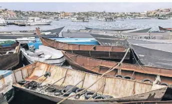  ?? ?? Reifenschl­äuche, die als improvisie­rte Rettungsri­nge verwendet wurden, liegen in Booten, mit denen Migranten von Afrika übergesetz­t haben.