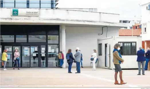  ?? MARILÚ BÁEZ ?? Varias personas esperan ante la caseta de vacunación antiCovid del centro de salud de Teatinos.