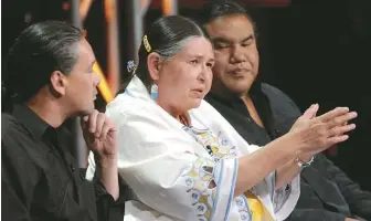  ?? ?? 小羽毛（中）多年來始終積極投身原­住民運動。
(美聯社)
