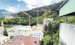  ?? ?? Blick auf die Baustelle Straubinge­rplatz und das rostige Dach des „Austria“im Vordergrun­d. Unten das „Straubinge­r“(r.) und die „Alte Post“(l.)