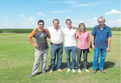  ??  ?? Sonrisas. Si la empresa es causa de buenos recuerdos se habrá dejado un rastro positivo que perdura.