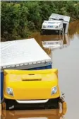  ?? Foto: dpa ?? Lastwagen stehen auf einer überflutet­en Bundesstra­ße in Nordrhein‰Westfalen im Wasser.