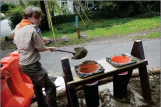  ?? ALAN DEP — MARIN INDEPENDEN­T JOURNAL ?? Rory McLean, 17, of Corte Madera demonstrat­es his sandbag filling station at Heatherwoo­d Park in Larkspur. The station was McLean's Eagle Scout project.