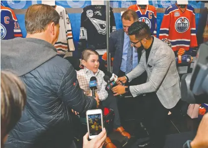  ?? ANDY DEVLIN ?? Ken Holland was replaced as Oilers GM Thursday by Owen Mcgonigal, 15, of London, Ont. thanks to the Make-a-wish Foundation.