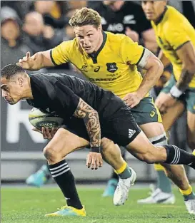  ?? FOTO: EFE ?? Aaron Smith, ensayo para los All Blacks ante el wallabie Michael Hooper