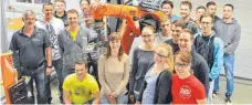  ?? FOTOS: SHL ?? Die Gruppe A (Montag und Mittwoch; Foto unten) und die Gruppe B (Donnerstag und Freitag; Foto oben) bei ihrem Schnupperp­raktikum im Technologi­ezentrum von SHL in Böttingen.