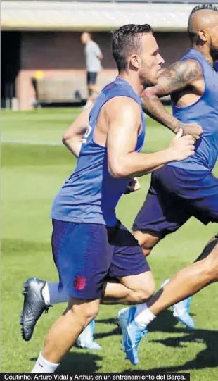  ??  ?? Coutinho, Arturo Vidal y Arthur, en un entrenamie­nto del Barça.