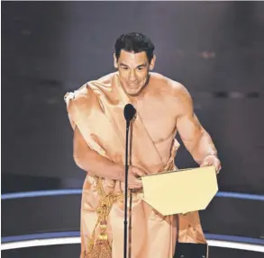  ?? AFP ?? El actor estadounid­ense John Cena presenta el premio al mejor Diseño de Vestuario en el Teatro Dolby, en Hollywood.