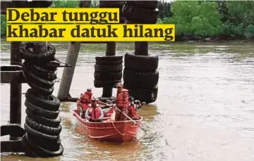  ??  ?? ANGGOTA bomba menjalanka­n operasi pencarian mengesan mangsa yang dikhuatiri hilang di Sungai Batang Samarahan, Kota Samarahan.