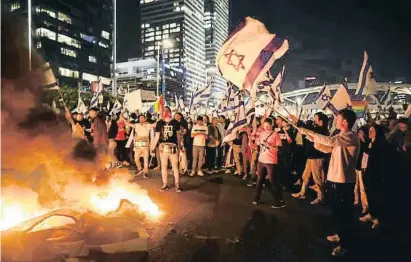  ?? OREC ZIV / LAPRESSE ?? Una protesta celebrada anoche bloqueó una autopista de acceso a Tel Aviv