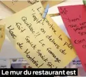  ??  ?? Le mur du restaurant est couvert de mots d’encouragem­ents comme ceux-ci.