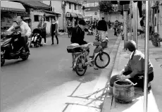  ?? GAO ERQIANG / CHINA DAILY ?? A resident cleans a chamber pot outside her home on Tingxi Road in downtown Shanghai’s Huangpu district.